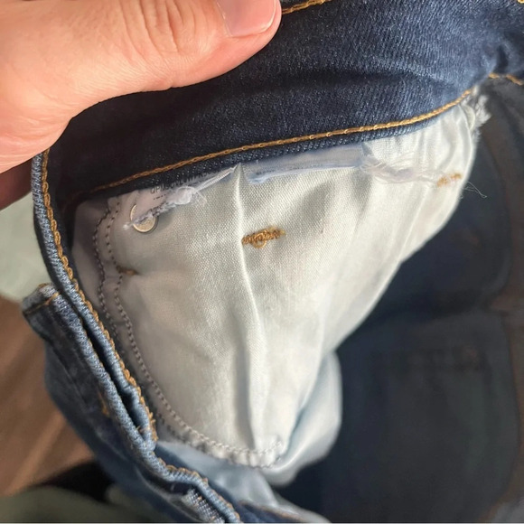 Levi's Jeans Women's 30 High Waisted Mom Jeans in Winter Cloud Wash - Picture 8 of 9